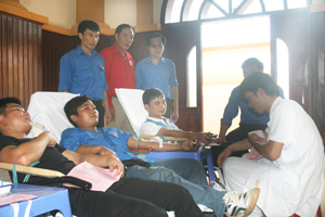 ĐV-TN huyện Kỳ Sơn tham gia ngày hội hiến máu tình nguyện năm 2013.